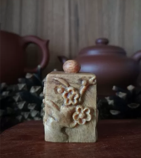 有年头的纯手工老物件！木质油润，以“梅兰竹...