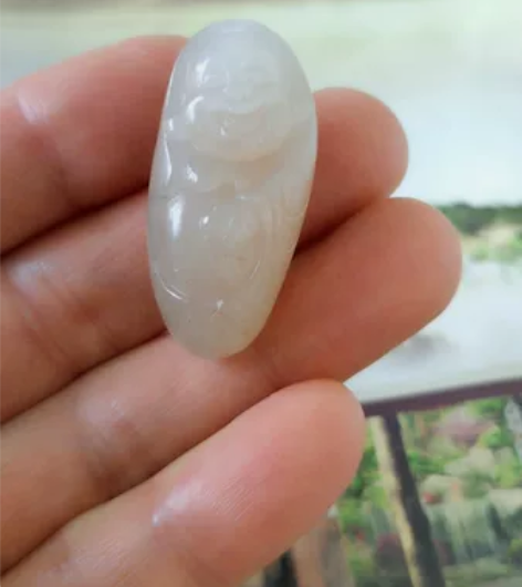 独山玉随型佛吊坠。天然独山玉原料，玉质细腻...