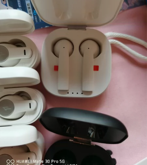 全新万魔小方盒蓝牙耳机，没有包装盒，全新未...