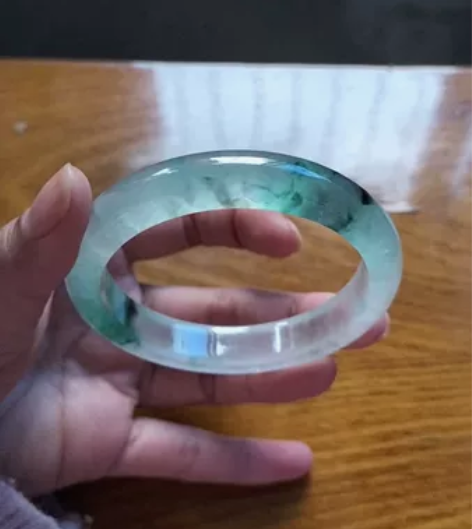 这只蓝飘花手镯是龙石种的 非常冰透的一只，...