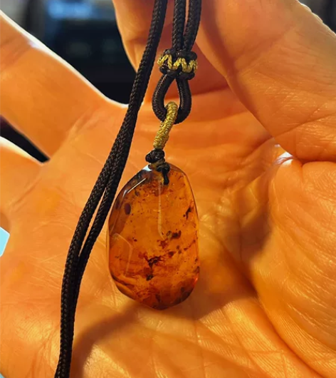 琥珀挂饰，1.9*3大小配收缩挂绳。 感兴...