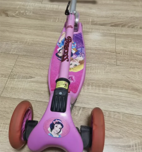 儿童滑板车，车轮发光，可折叠。转给有缘人。...