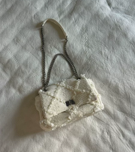 女士 斜挎蕾丝白色包包，购于ur专柜299...