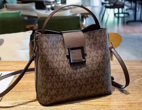 朋友送的质量特别好的一款水桶包,专柜货,好...