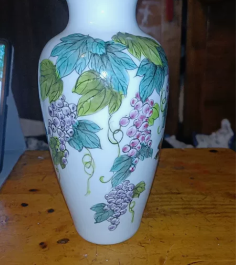 景德镇80年代末手绘粉彩瓷器花瓶。底部有款...