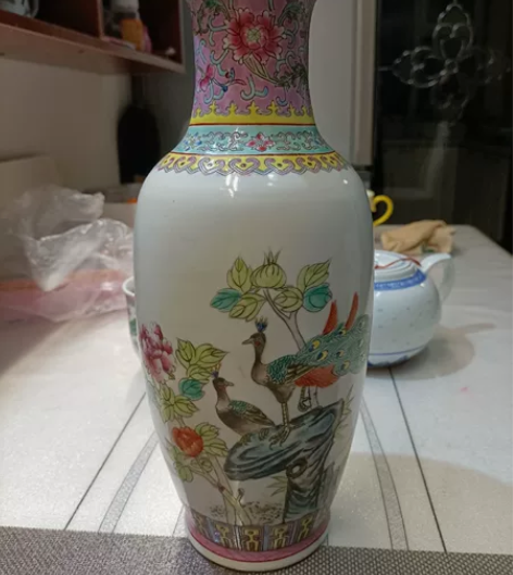 创汇时期景德镇手绘花瓶一只，口有一小窑封，...