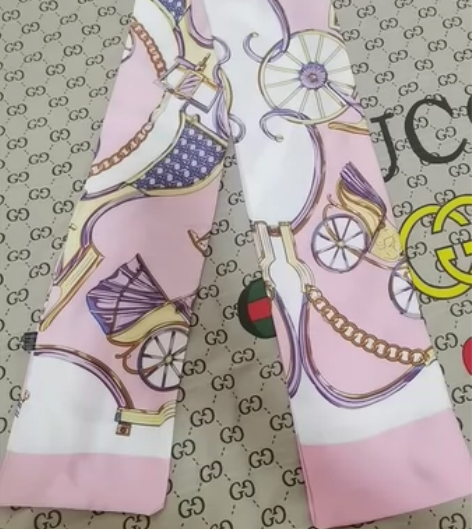 全新未戴过！非常好看的粉色丝绸感双层丝巾。...