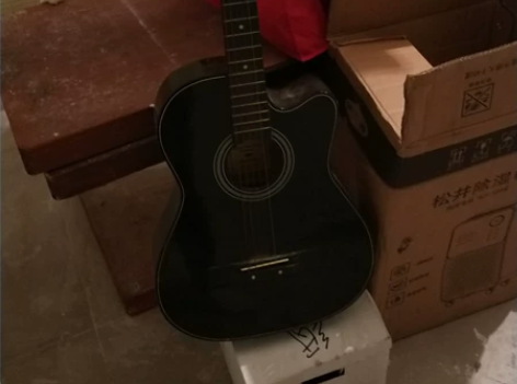 送的木吉他转卖，因本人电吉爱好者。 一弦没...