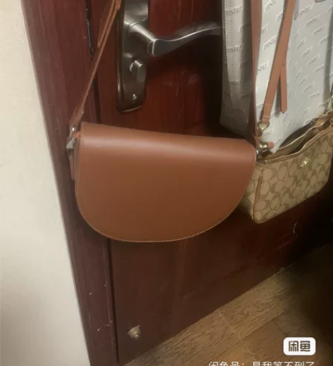 棕色大容量包包一次没背过 质感很好几乎全新...