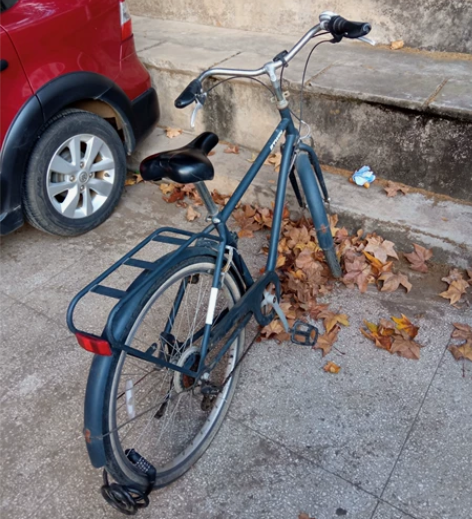 城市通勤自行车，由于长时间闲置，车身部分零...