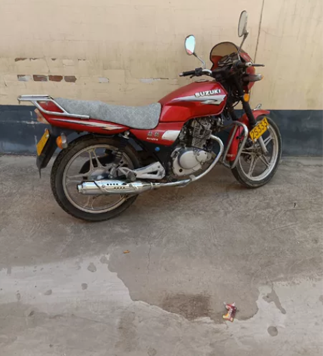 铃木钻豹125摩托车，整车原板，发动机巅峰...