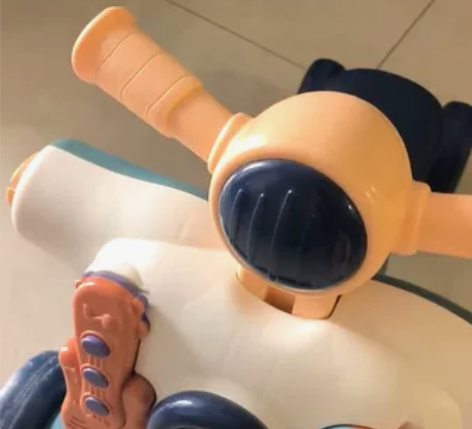 婴儿学步车，两个一共50元自取，一个是宝宝...