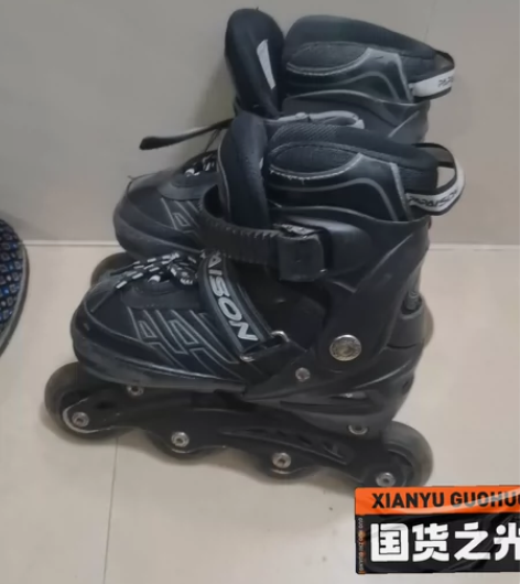 家里闲置的滑冰鞋低价处理小孩子大了穿不上了...