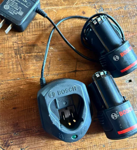 出让闲置博士充电器跟电池组  因家用几套设...