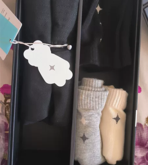 光遇七周年礼盒里面还有一个周边帽子，三双袜...