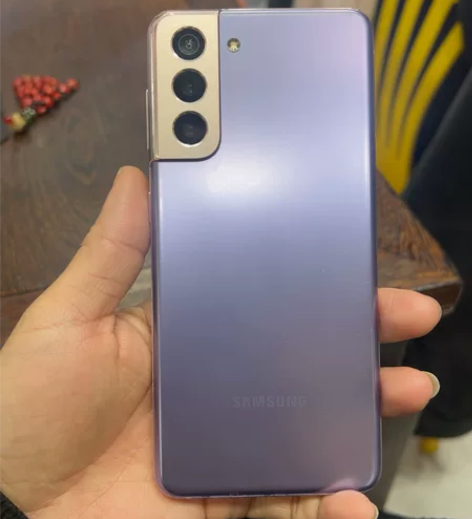 三星 S21。8+128，整体很新，只有上...