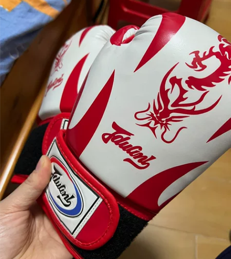 全新拳击手套50元出 感兴趣的话点“我想要...