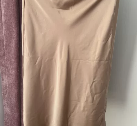 出一件Dynamite品牌的香槟色丝质半身...