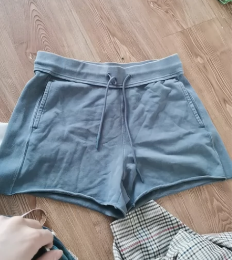 品牌剪标的水洗做旧的纯棉短裤,m码的,平量...