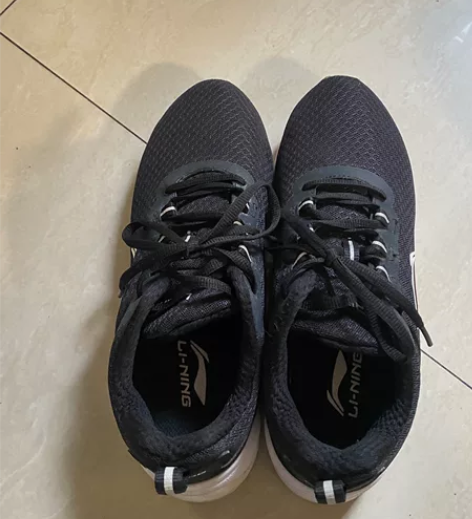 正品闲置李宁运动鞋 没穿过几次挺新的 很轻...