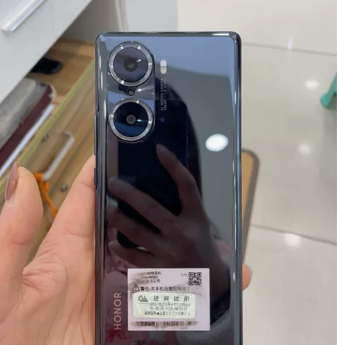 荣耀60  8+256九成新 感兴趣的话点...