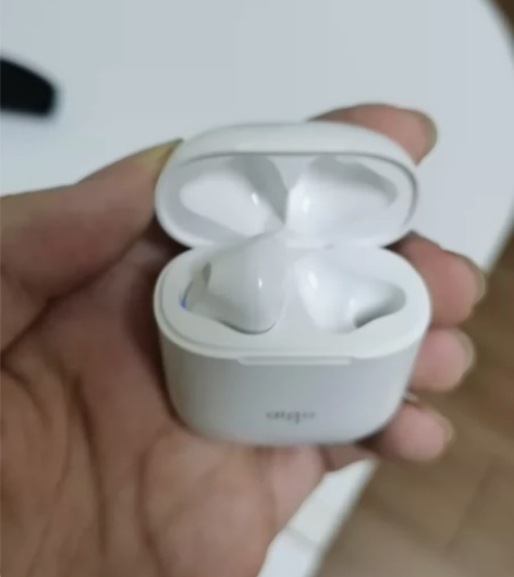 爱国者T18充电仓+左耳 掉了右边。也可以...