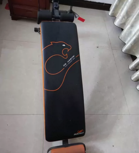 室内健身器材。做仰卧起坐。练美腰。每天半小...