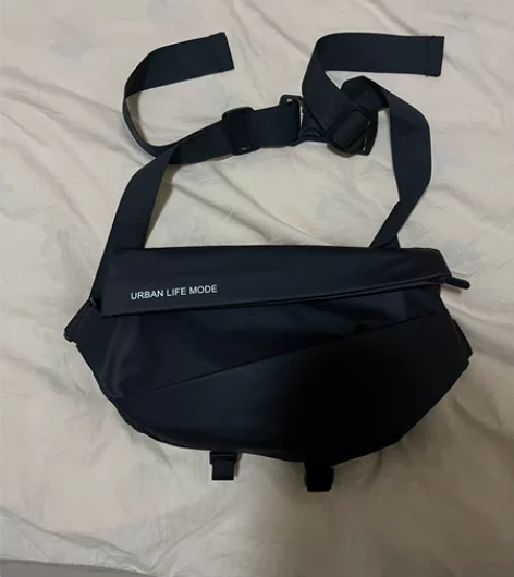 男士斜挎包通勤包胸包男款邮差包骑行包机车背...