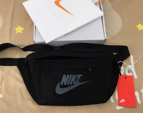 爱豆王一博同款Nike斜挎包，朋友送的生日...