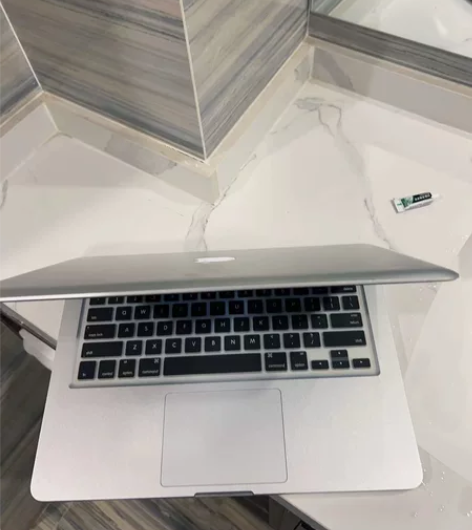 自用的一手电脑,保存的完好,平时很爱惜、拿...