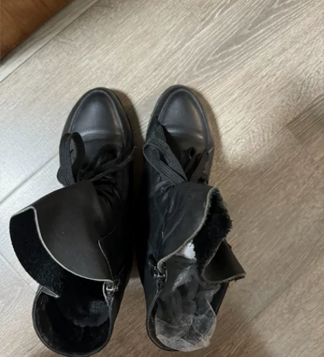 真牛皮，内里加薄绒和内增高，后跟有点磨损，...