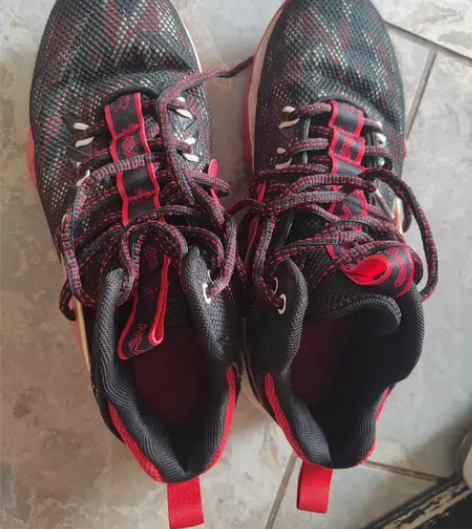 乔丹篮球鞋，专卖店买的，没穿几次，新得很。...