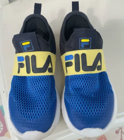 斐乐童鞋跑步鞋一脚蹬一双30码 感兴趣的话...