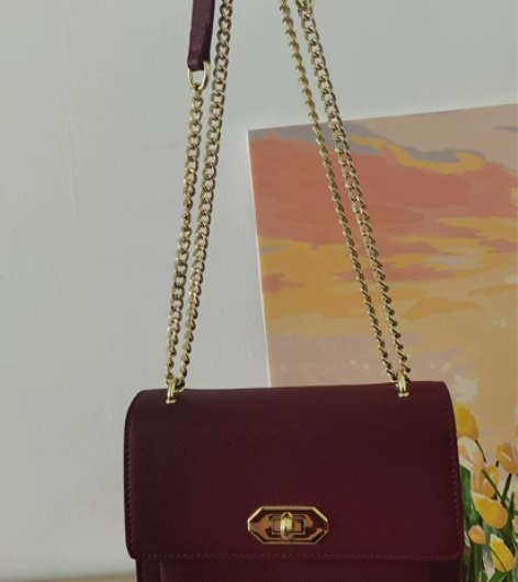 红色链条包包，单肩斜挎小方包。 斜挎或单肩...