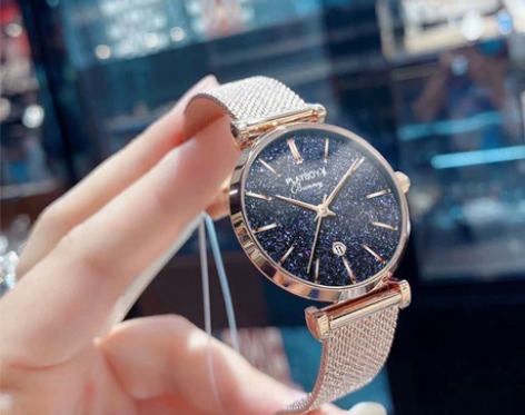 2021年新款阿玛妮满天星夏季轻奢名牌手表...