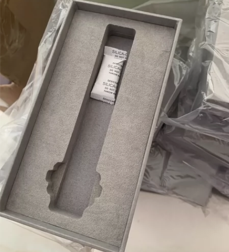 飞亚达电商手表盒,里面带说明书和空白保卡。...