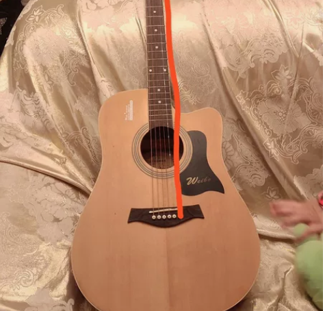 二手吉他(云杉木面单吉他)，少了一根琴弦少...