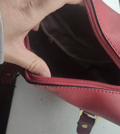 啄木鸟红色正品包手提包斜挎包， 手提带是后...