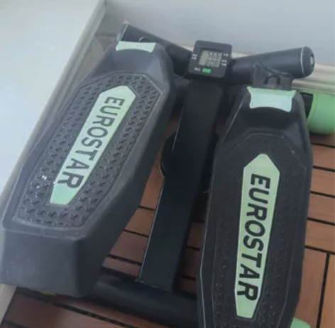 踏步机，莱山区不负责邮寄，屏幕还亮，基本没...