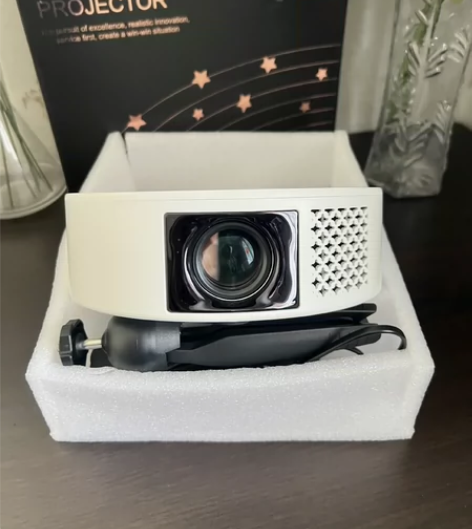 男朋友送的极米坚果Z8投影仪卧室家用高清投...