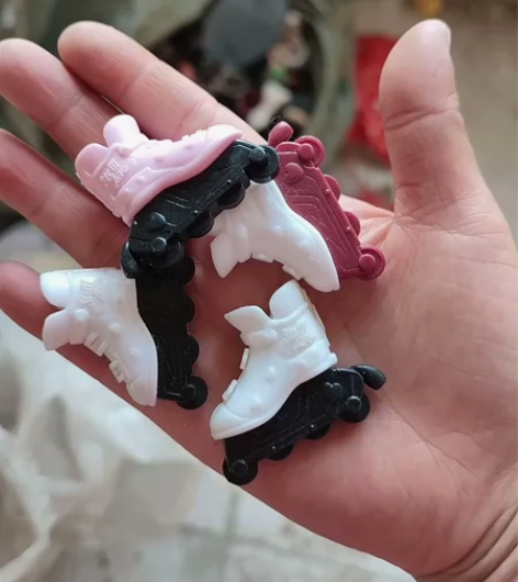 中古玩具散货配件正版散货轮滑鞋娃娃用20个...