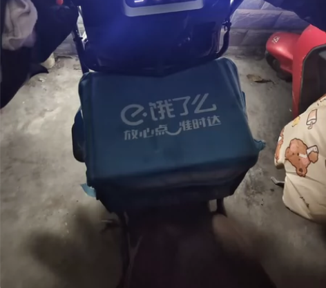 99新  刚买一个月不到。裸车无电池，有兴...