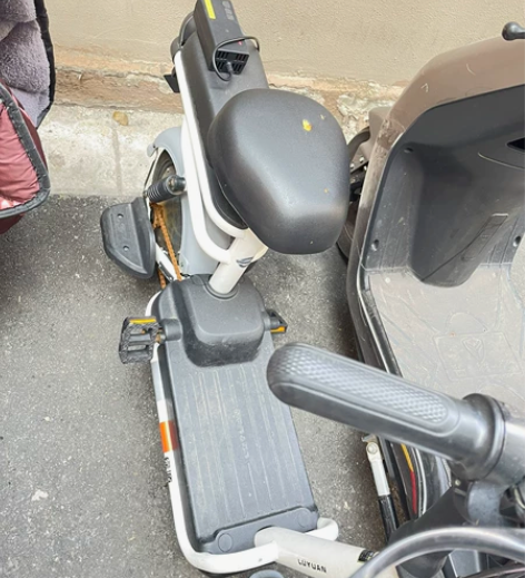 绿源小电动，除了座位上有点瑕疵，其他功能都...