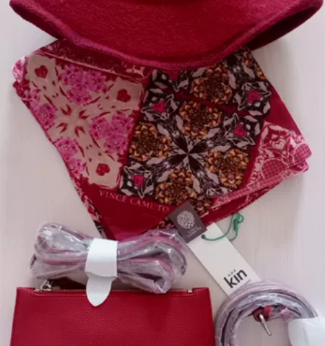 出全新红色简约帽子、红色能挎并可当腰包的两...