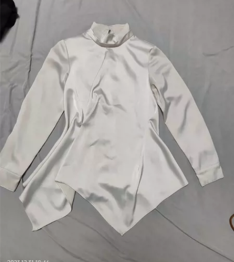 低价出不规则米白色女士衬衫 难得的款式，很...