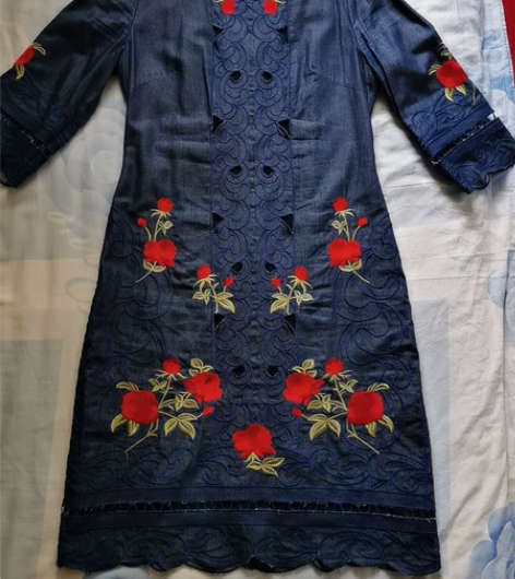 蓝色刺绣绣花牛仔布连衣裙，裙长100厘米，...