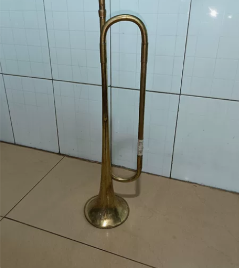 铜号，品相如图，高度如图，可以做道具怀旧摆...