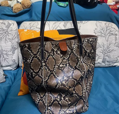 自己非常喜欢的包包，属于大一些的，酷酷的感...