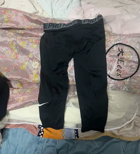 耐克篮球紧身裤。 到膝盖下面点。 L码 感...