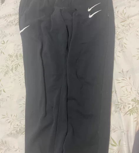 出黑色的耐克运动裤，品牌是耐克，颜色为黑色...